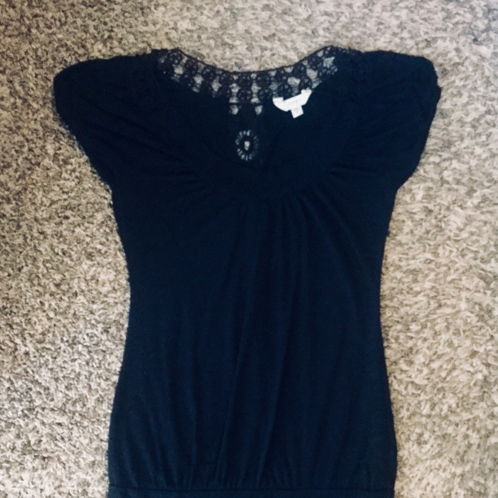 SOLD LOCALLY- Sm bl v-neck top w/ crochet back